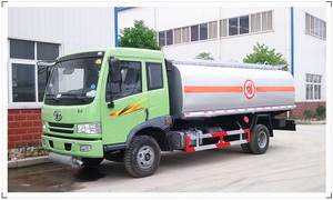 解放单桥轻型运油车(油罐车)